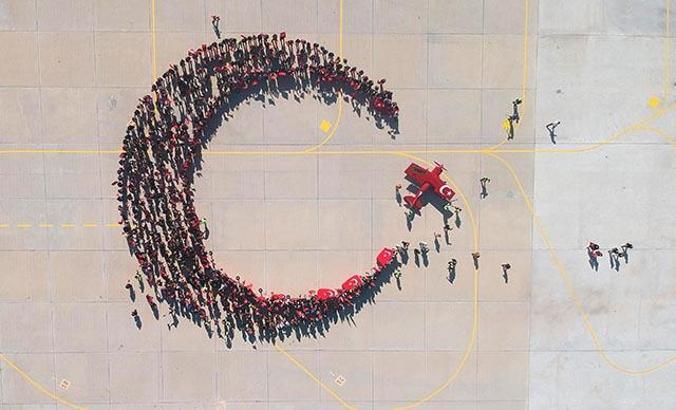 29 Ekim'e özel koreografi; 1000 kişi hilal oldu, akrobasi uçağı yıldız