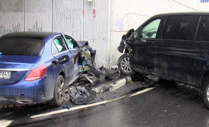 Bakırköy'de turist taşıyan minibüs kaza yaptı; 4 turist yaralandı