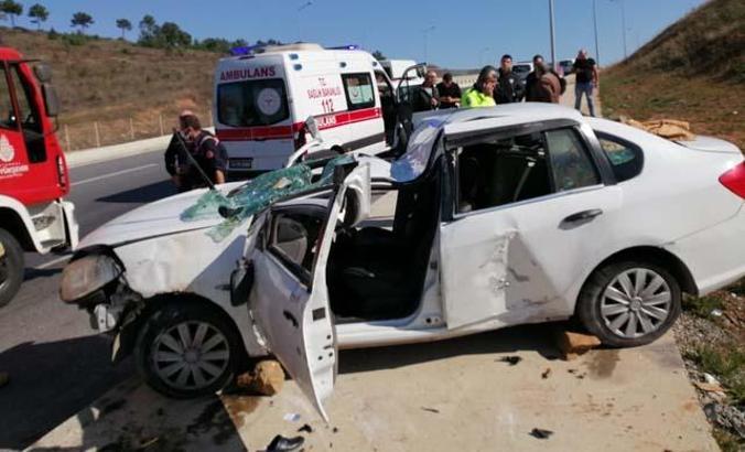 Tuzla'da takla atan otomobildeki 2 kişi yaralandı