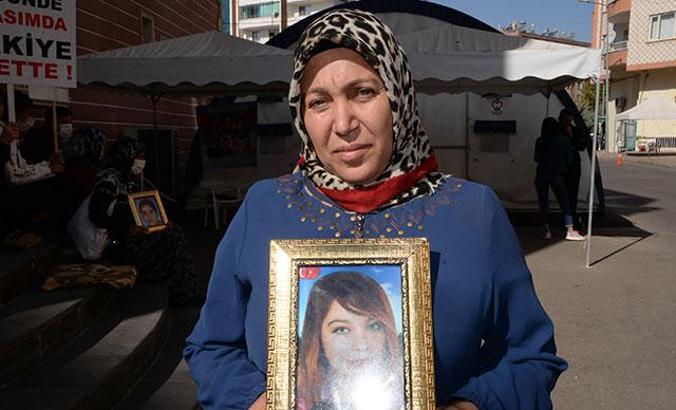 HDP önündeki anne: Evladımı almadan buradan kalkmayacağım