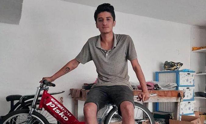 Motosiklet direğe çarptı: 17 yaşındaki Cihan öldü, arkadaşı yaralı