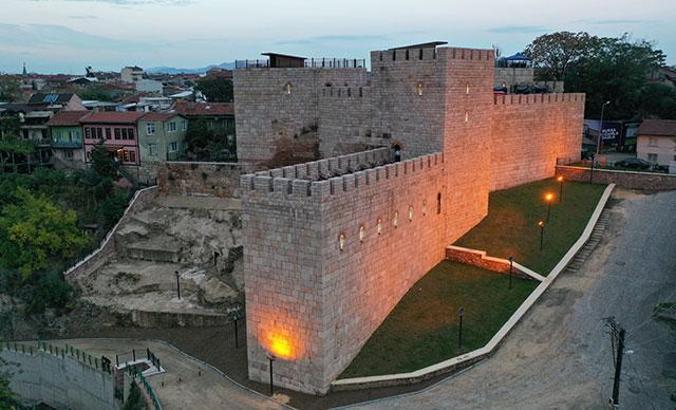 Bursa'da 2 bin 300 yıllık tarihi 'Zindan Kapı' restorasyonun ardından sanata açıldı