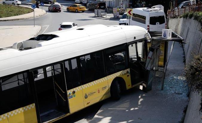 Kağıthane'de İETT otobüsü durağa çarptı