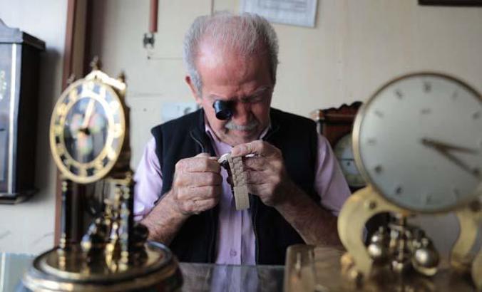 Yarım asırdır 15 metrekare dükkanında saat tamiri yapıyor