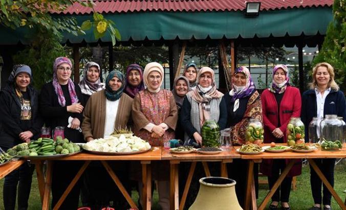 Emine Erdoğan, Çubuk’ta kadınlarla turşu kurdu