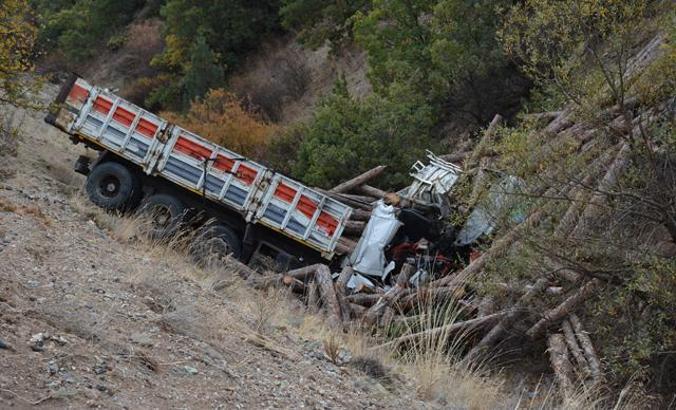 Dere yatağına uçan kamyonun şoförü öldü