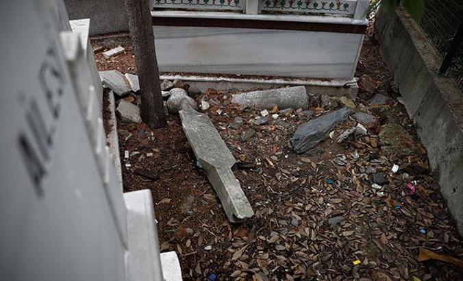 Kasımpaşa'da tarihi mezarların içler acısı hali