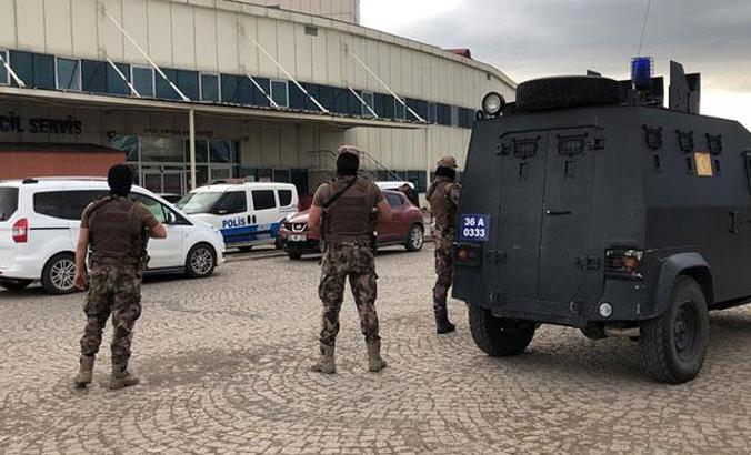 Kars'ta 6 kişinin öldürüldüğü olayda duruşmanın ertelenmesiyle gerginlik çıktı