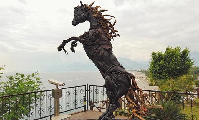 At heykeline Antalya manzarasında klip