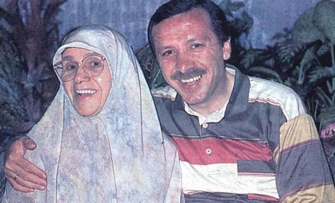 Cumhurbaşkanı Erdoğan, annesiyle fotoğrafını paylaştı