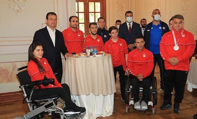 İBB Başkanı İmamoğlu, Tokyo 2020 Paralimpik Oyunları'na katılan sporcuları ağırladı