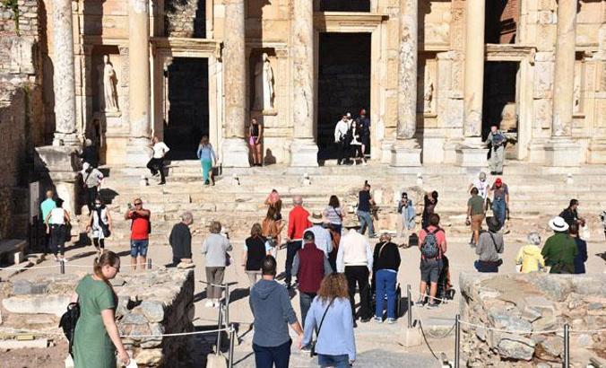 Tarih turizminin gözdesi Efes'te pandeminin izleri siliniyor
