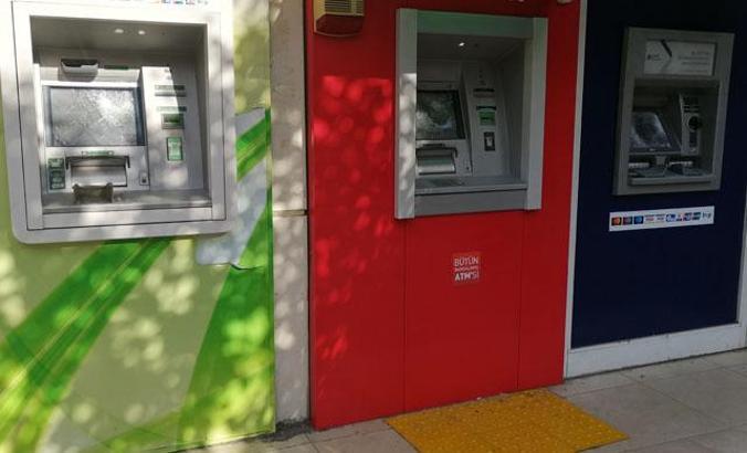 Bağcılar'da ekranları taşla kırılan 4 ATM kullanılamaz hale geldi
