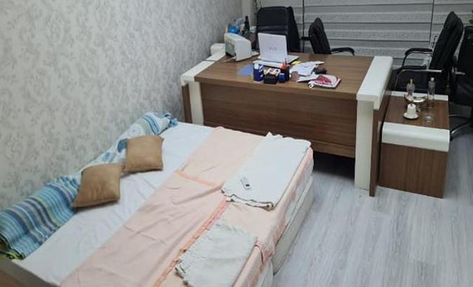 Makam odasını öğrencilere tahsis etti