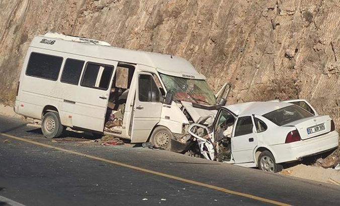 Ters yönden gelen minibüs ile otomobil çarpıştı: 1 ölü, 16 yaralı