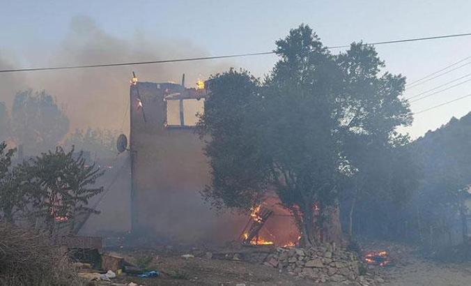 Bilecik'te 2 katlı ev yangında kullanılmaz hale geldi