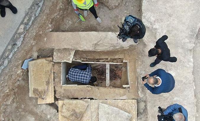 Zeytinburnu’ndaki kazı çalışmalarında ‘sandık tipi mezar’ ve ‘lahit mezar’ bulundu