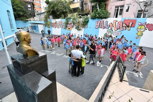 Beyoğlu’nda okul bahçeleri oyun alanlarına dönüşüyor
