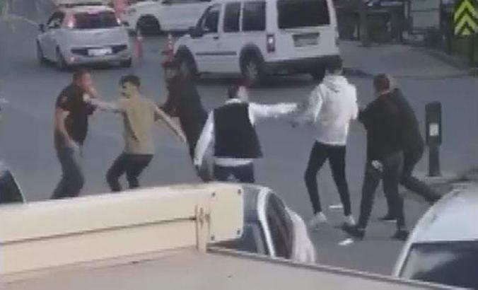 Kağıthane'de bir kişinin yaralandığı akraba kavgası kamerada