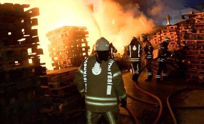 Ümraniye'de palet imalathanesinde yangın