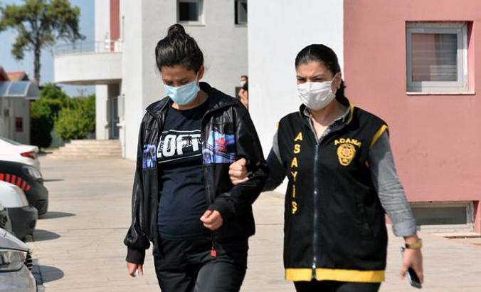 Yeni evli komşusuna, yatak odasına saklamasını söylediği altınları çaldı