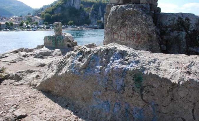 Amasra’da tarihi 'Direkli Kaya’ya boyayla zarar verdiler
