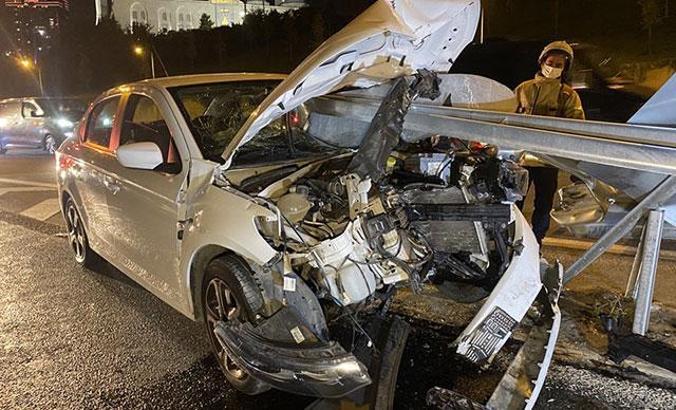 Ataşehir TEM Otoyolu'nda bariyer otomobile ok gibi saplandı; 2 yaralı
