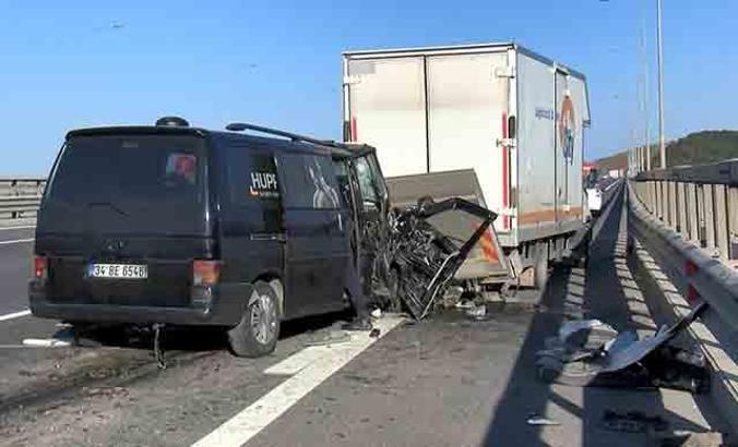 Kuzey Marmara Otoyolu'nda makas atan minibüs kamyonete çarptı: 2 yaralı