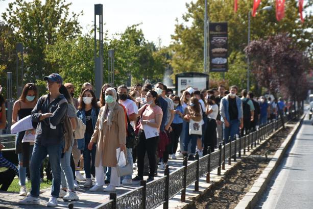 Edirne'de üniversitelilerin belediye önünde 'Kent Kart' kuyruğu