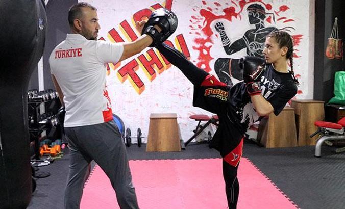 'Kızdan boksör olmaz' sözlerine kulaklarını tıkadı, 4 yıldır yenilmiyor