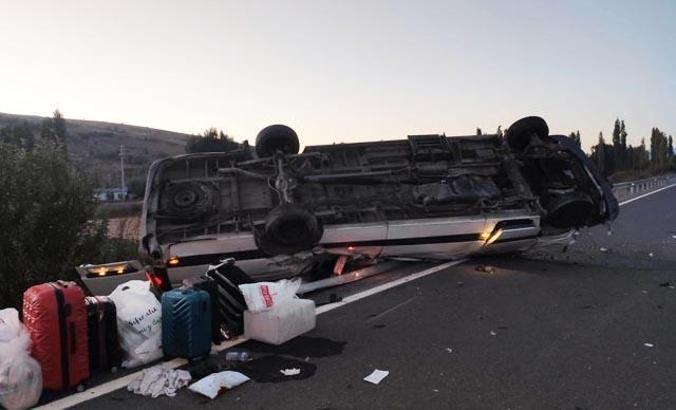 'Kız isteme' yolunda kaza; devrilen minibüsteki 17 kişi yaralandı
