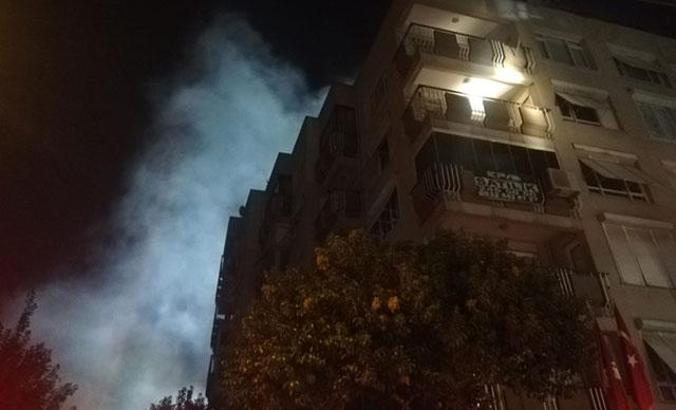 5 katlı binanın çatısında yangın çıktı; duman Süper Lig'de oynanan maçı da etkiledi