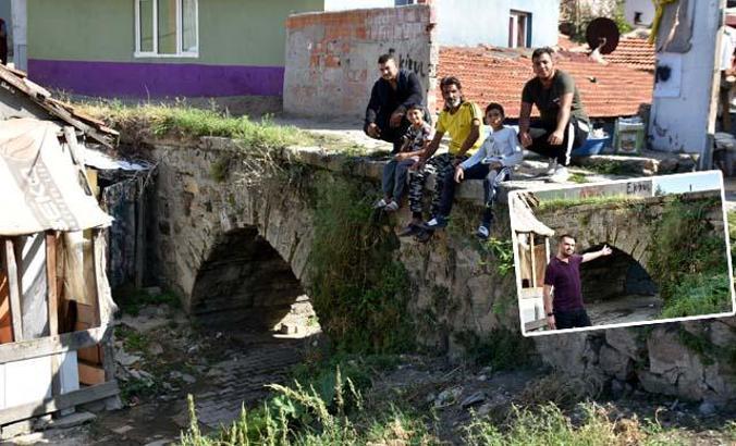 Tarihi Taş Köprü, evler arasında kayboldu