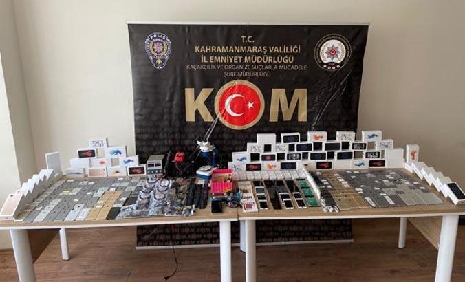 Kaçak getirdiği yedek parçalarla telefon yapıp satarken yakalandı