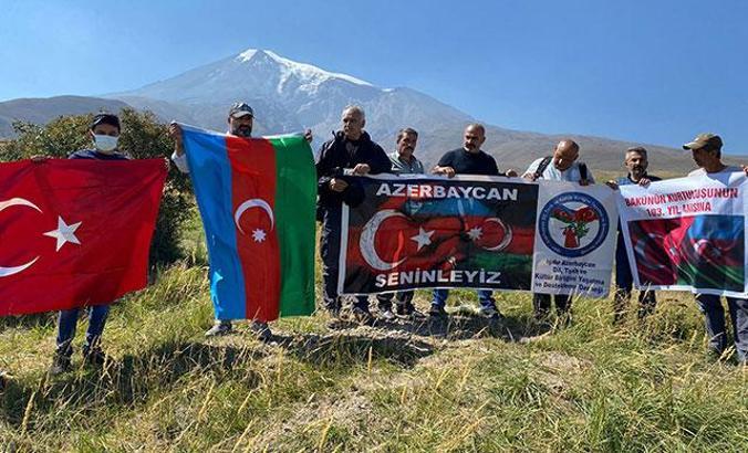1800 rakımda Bakü'nün kurtuluşunun 103'üncü yılı kutlaması