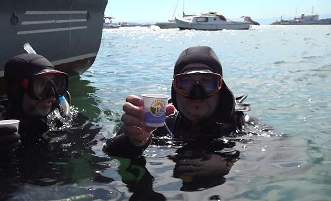 Müsilajdan arındırılan Tuzla denizinde dalgıçlar çay keyfi yaptı