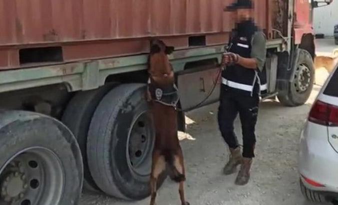 Büyükçekmece'de 7 milyon değerinde kaçak tütün, cinsel içerikli jel ve parfüm yakalandı
