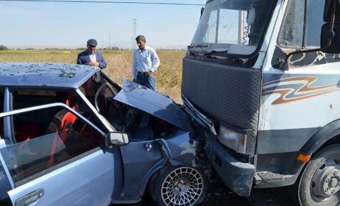 Otomobil ile kamyonet kafa kafaya çarpıştı: 3’ü çocuk, 9 yaralı