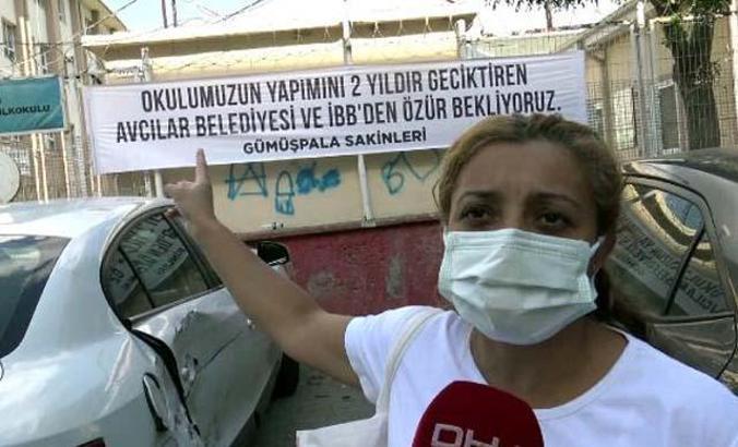 Avcılar'da depremden etkilenen okul için belediyelerden özür beklenen pankart asıldı