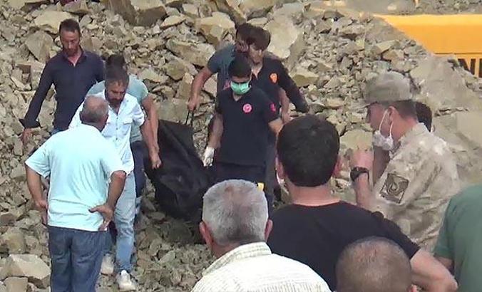 Yol çalışmasında kayaların altında kalan operatör öldü