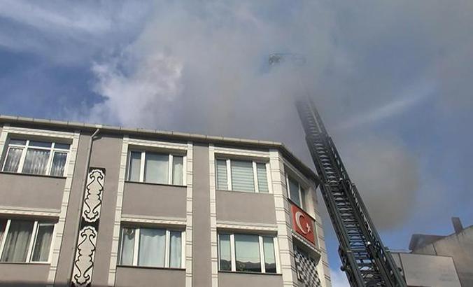 Bayrampaşa'da çatı yangını