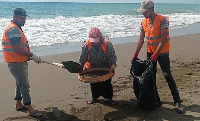 Samandağ sahilınde petrol atıkları elekle temizleniyor