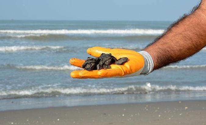 Suriye'den denize sızan petrol, Mersin sahillerine ulaştı