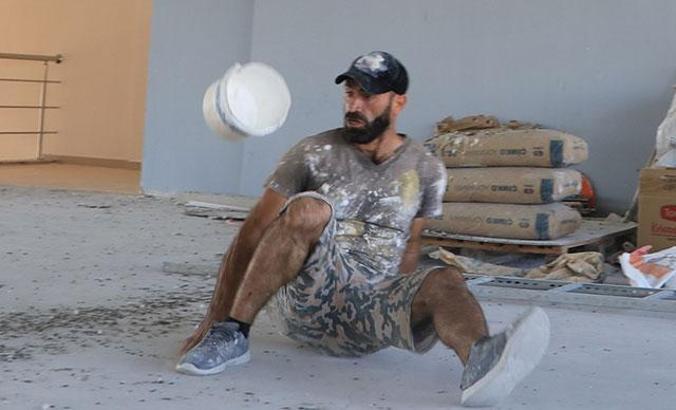 İnşaatta kova sektiren 'Urfalı Maradona', performansıyla etkiliyor