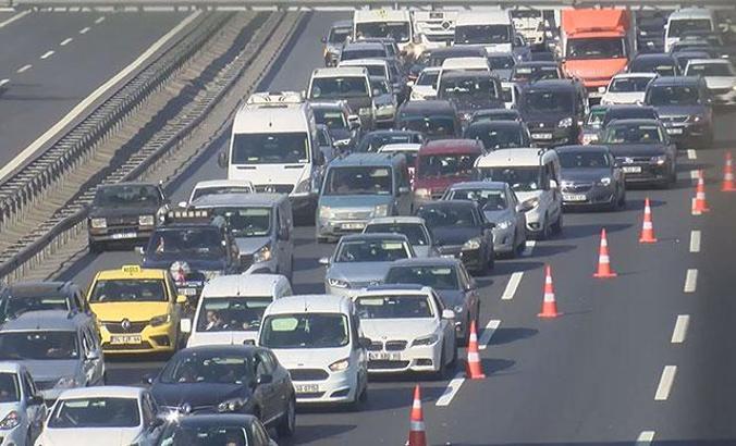 FSM Köprüsü 'Boğaziçi Triatlonu' nedeniyle trafiğe kapatıldı; trafik oluştu