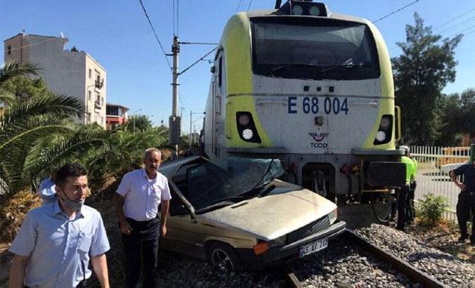 Trenin çarptığı otomobilin sürücüsü hastanelik oldu