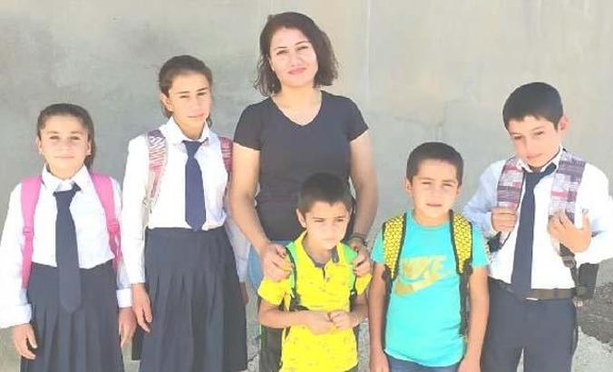 Şırnaklı Hüsniye öğretmen, anne ve babalık yaptığı 5 kardeşini okutmaya çalışıyor