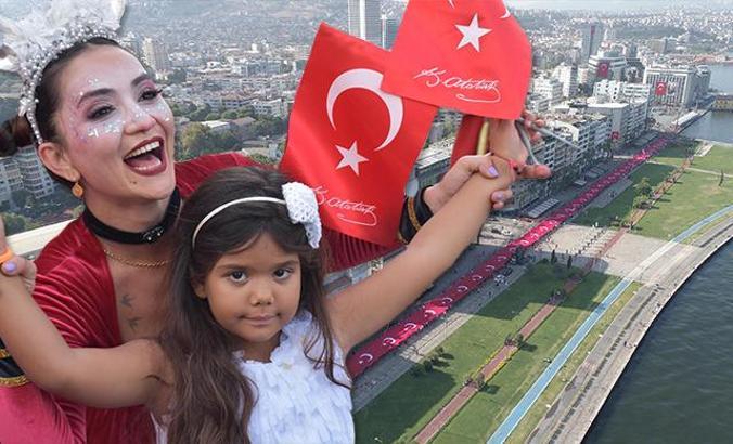 İzmir'in düşman işgalinden kurtuluşunun 99’uncu yıl dönümü coşkuyla kutlandı