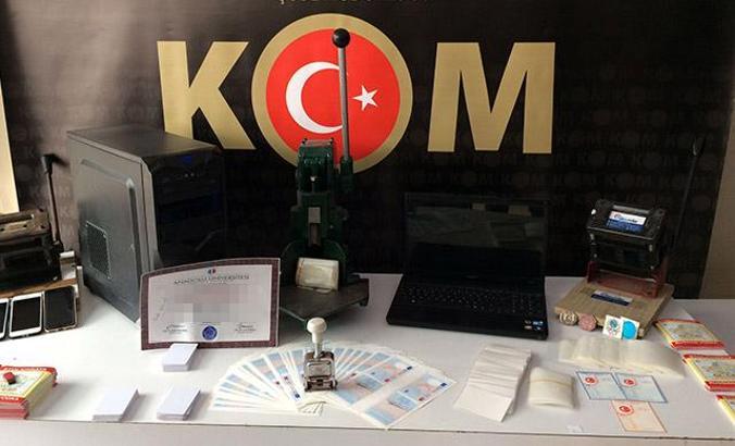 Bahçelievler'de sahte diploma ve sürücü belgesi yapılan matbaaya baskın
