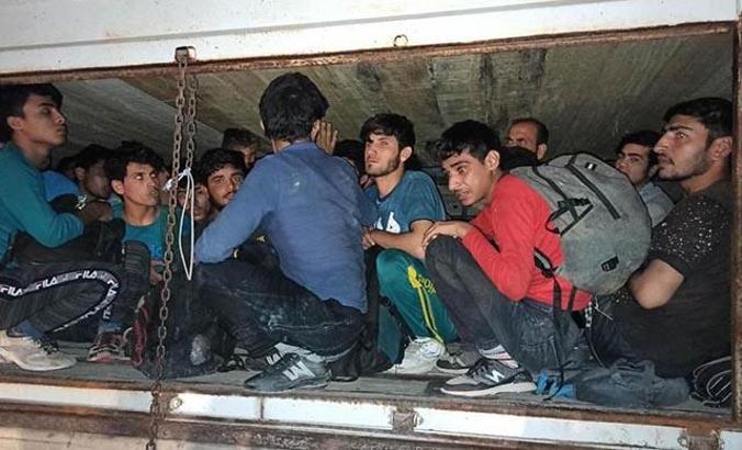 Kamyon kasasındaki çimento torbalarının altından 78 kaçak göçmen çıktı